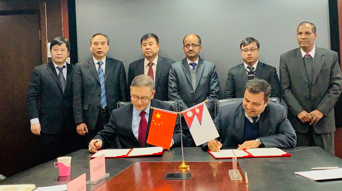 सन् २०१६ मा पेट्रोलियम अन्वेषण सम्झौतामा हस्ताक्षर गर्दै खानी तथा भूगर्भ विभागका तर्फबाट महानिर्देशक डा. सोमनाथ सापकोटा तथा चाइना जियोलजिकल सर्भेको तर्फबाट उपाध्यक्ष वाङ कुन। तस्बिर सौजन्यः खानी तथा भूगर्भ विभाग